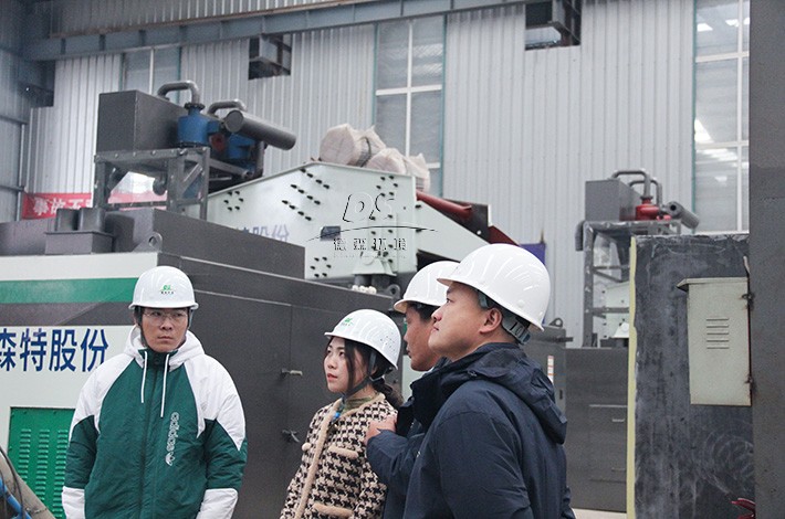 客戶來訪撬裝式土壤淋洗模塊生產車間